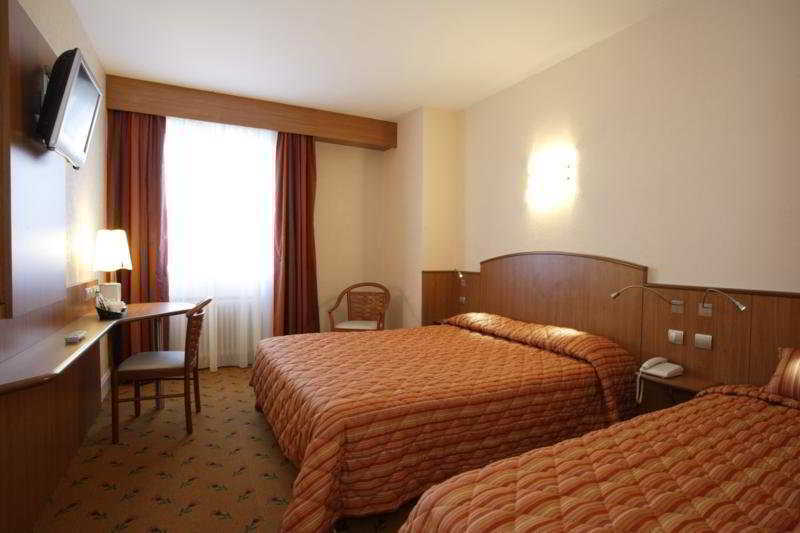 Kyriad Hotel Tours Centre מראה חיצוני תמונה