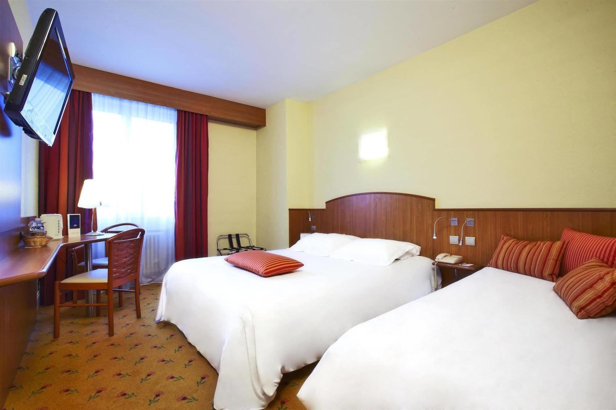 Kyriad Hotel Tours Centre מראה חיצוני תמונה